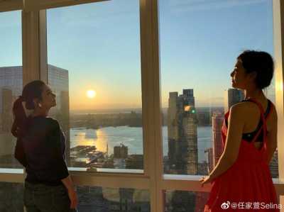 Selina与妹妹共赏夕阳 姐妹俩微笑对视幸福温馨