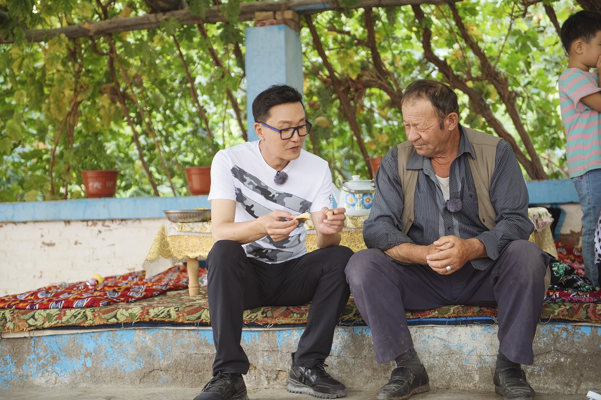 吴刚与当地居民亲切交谈