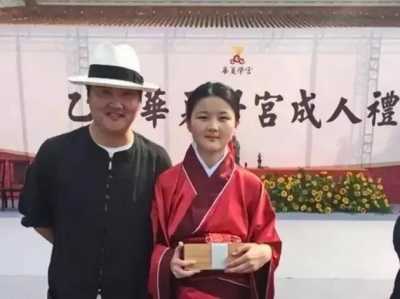 孙楠女儿就读的华夏学宫关门 别墅区杂草丛生